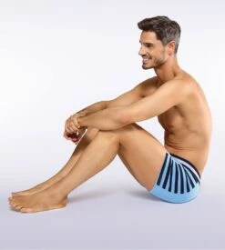Eden Park Boxer En Coton Pour Homme Bleu Ciel Avec Rayures Noires Sur Le Côté 5 Eden Park Boxer En Coton Pour Homme Bleu Ciel Avec Rayures Noires Sur Le Côté -Lingerie Sipp Boutique boxer bleu ciel muscaris 5