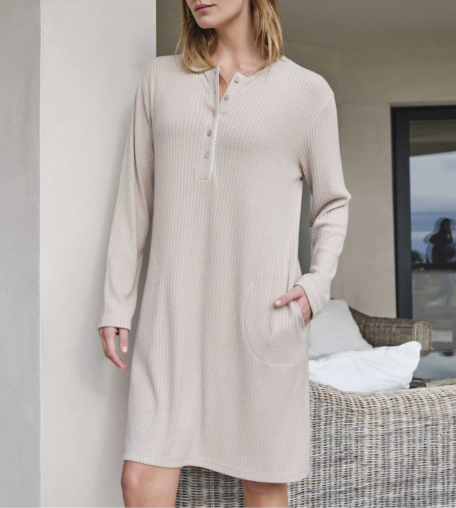 Liquette longue en viscose côtelée beige avec poches Liquette Longue En Viscose Côtelée Beige Avec Poches -Lingerie Sipp Boutique liquette femme beige fonce