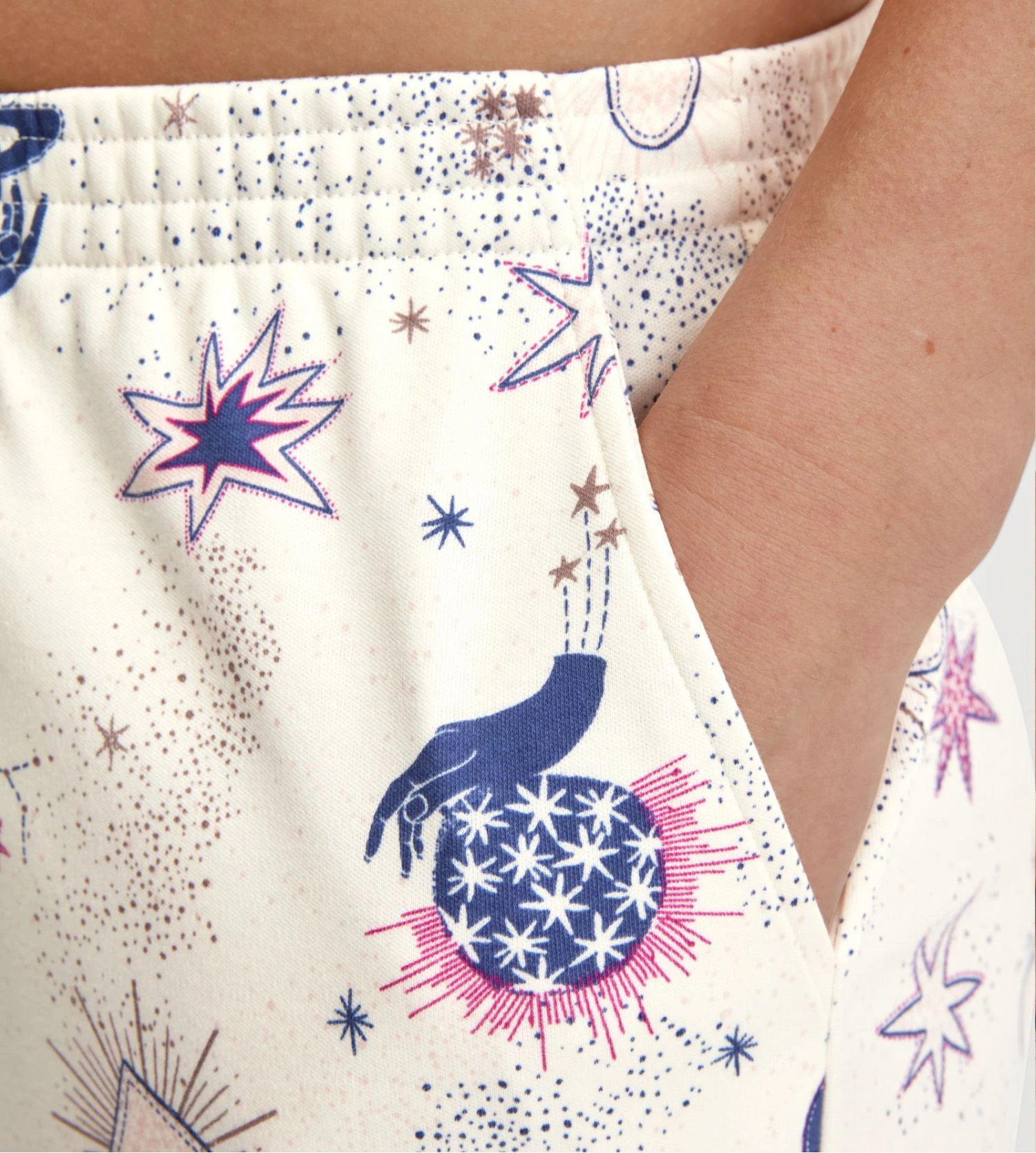 Bas de pyjama en coton bio imprimé femme Favourites Universe Charm Cream Calida Bas De Pyjama En Coton Bio Imprimé Femme Favourites Universe Charm Cream -Lingerie Sipp Boutique pantalon d droit 904 charm cream 904 charm cream 2