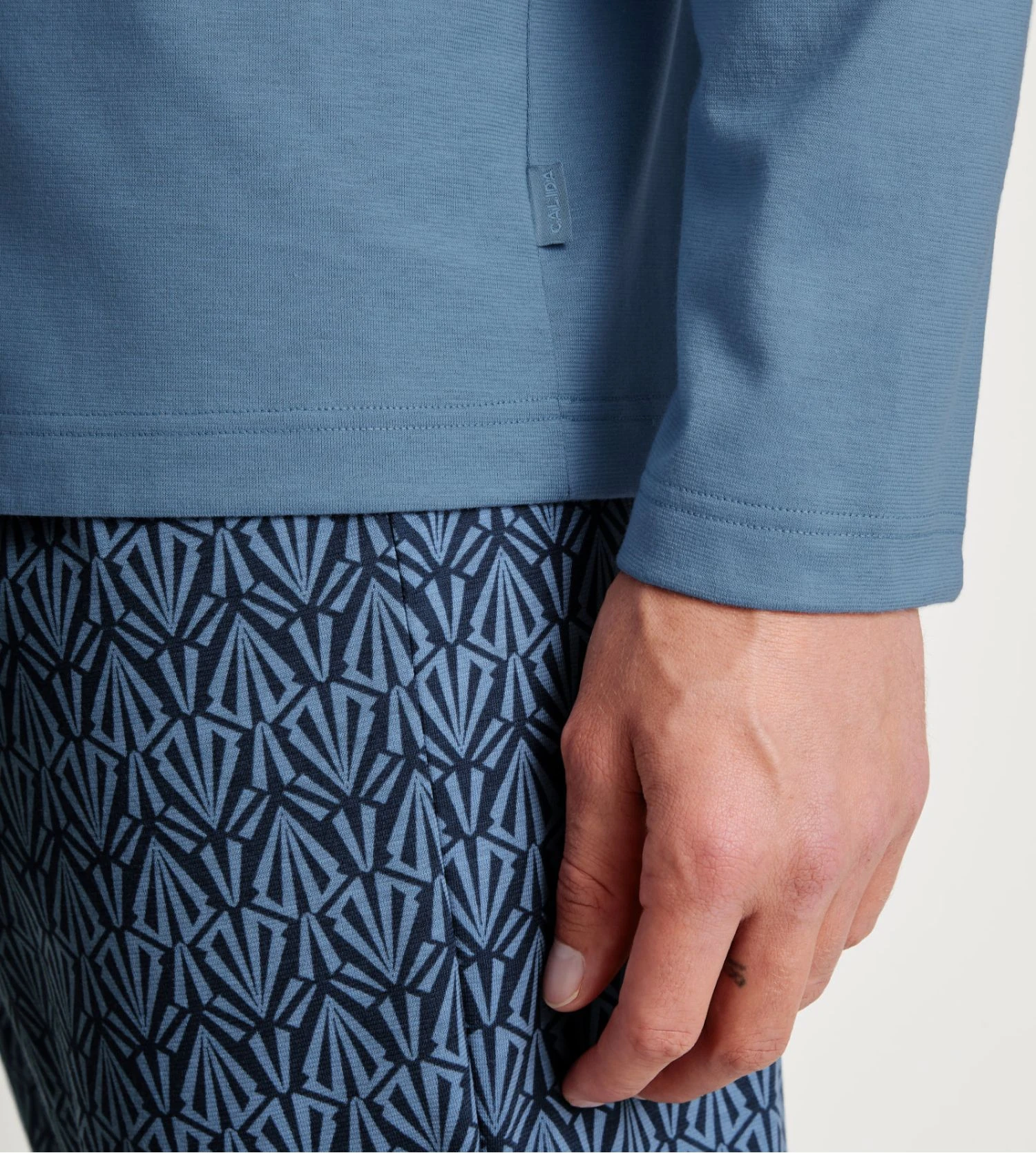 Pyjama homme long Relax Imprint 2 Coronet Blue Calida Pyjama Homme Long Relax Imprint 2 Coronet Blue -Lingerie Sipp Boutique pyj h long tunisien droit coronet blue 3