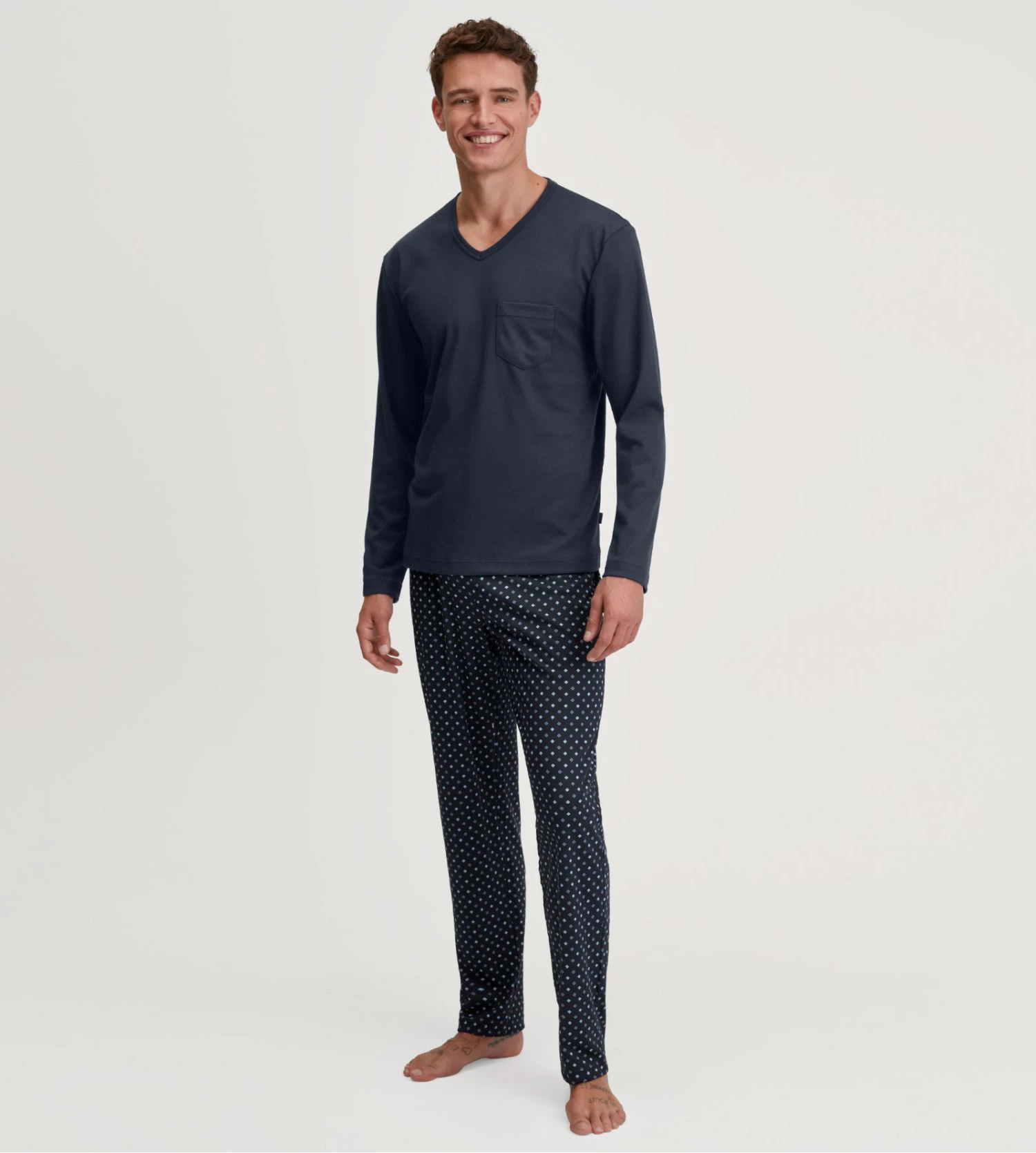 Pyjama foncé homme col en V 100% coton avec pantalon imprimé Relax Streamline Saphir Blue Calida Pyjama Foncé Homme Col En V 100% Coton Avec Pantalon Imprimé Relax Streamline Saphir Blue -Lingerie Sipp Boutique pyjama homme hiver saphir blue