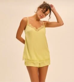 Simone Perele Short De Nuit Satin Secrets Jaune D'Été -Lingerie Sipp Boutique satin secrets short de nuit 206 jaune d ete 3