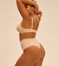 Simone Perele String Taille Haute Gainant Beige Story 4 Simone Perele String Taille Haute Gainant Beige Story -Lingerie Sipp Boutique story string gainant taille haute 739 peau rose beige 3